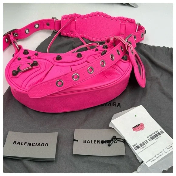 Balenciaga LE CAGOLE shoulder bag in hot pink lambskin
NWT - Picture 2 of 9